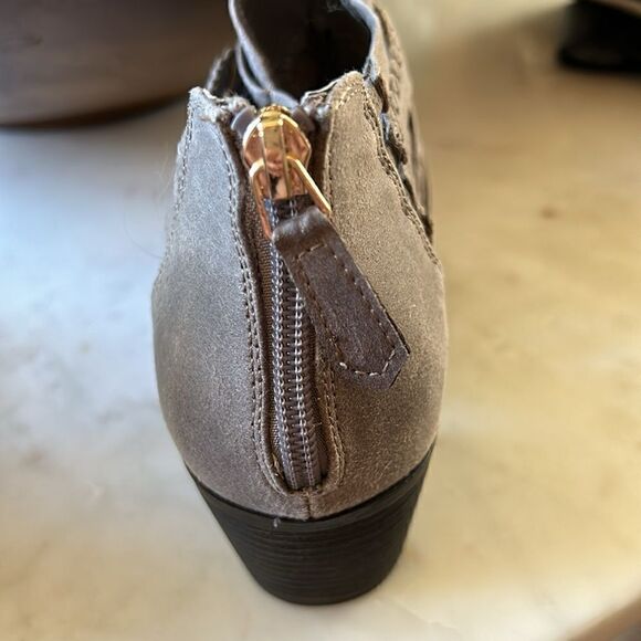 Fergalicious taupe gray criss cross booties size 7 like new - Picture 3 of 5